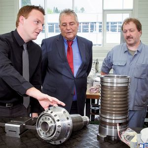 In vielen Ländern steht Schaublin Machines SA stellvertretend für Drehmaschine. Im Bild Rolf Muster (li., CEO, Mitinhaber) gemeinsam mit Douglas Spiesser (Verkaufsleiter) und René Hofer, (Leiter Spindelstockabteilung) sowie SMM-Redaktor M. Böhm in der Spindelmontage.