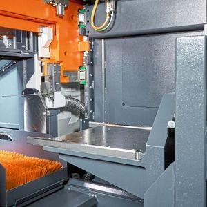 Die im Rahmen des Nextgenam-Projektes verwendete Kasto-Bandsäge verfügt beispielsweise über eine Wendevorrichtung, mit der sich 3D-gedruckte Werkstücke um 180 ° drehen lassen. 