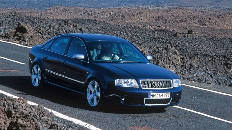 2002 debütierte der erste RS 6. Die erste Generation basiert auf dem A6 C5 und kam im Sommer 2002 auf den Markt. Den Audi RS6 gibt es als viertürige Stufenhecklimousine und als Kombi ... (Bild: Audi AG)