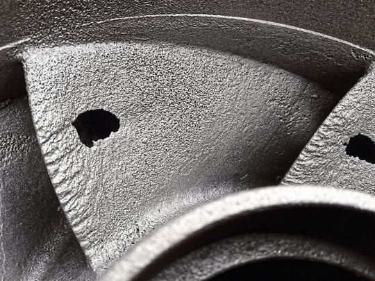 Zerstörerische Gasblasen: So sieht ein leichter Kavitationsschaden an einer Kreiselpumpe aus.(Bild:  SERHII - stock.adobe.com)