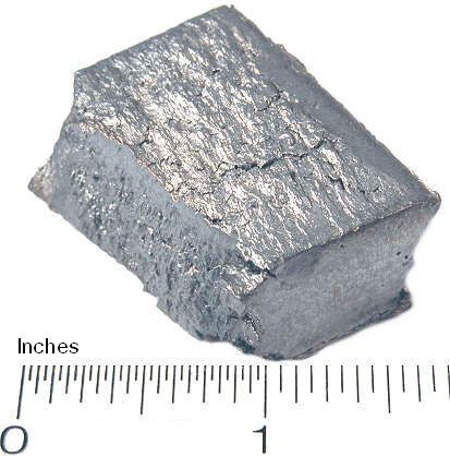 Gadolinium wird zur Herstellung von Gadolinium-Yttrium-Granat für Mikrowellenanwendungen verwendet. Oxysulfide dienen zur Herstellung von grünem Leuchtstoff für nachleuchtende Bildschirme (Radar). In der Medizin dienen Gadoliniuim-Verbindungen als Kontrastmittel bei Untersuchungen im Kernspintomographen.  (Bild: Gadolinium / JN~commonswiki / CC BY-SA 3.0)