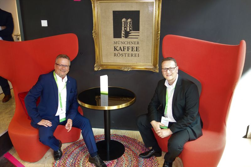 (l.) Dirk Bartz und Marcus Plume, api, sind doch wohl eher wegen dem Bier und nicht wegen dem Café nach München gekommen?! (Bild: IT-BUSINESS)
