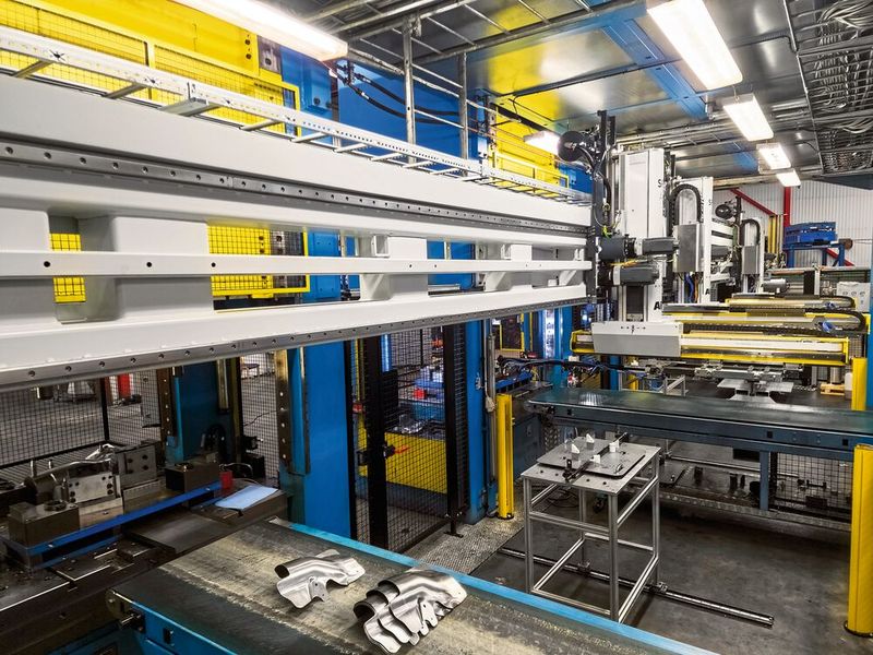 Hohe Produktionskapazität. Auf der vollautomatischen Pressenlinie werden Fahrgestell- und Karosserieteile für schwere Lkw hergestellt. Durch die Modernisierung wurde die Produktionskapazität um etwa 500 Stunden/Jahr gesteigert. (Bild: AP&T)