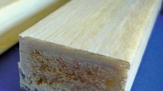 Einstufig zum Profil: Am IKV pultrudierte Rechteckprofile von 35 mm × 20 mm mit faserverstärkten Deckschichten und Schaumkern. Sonst übliche Konfektionierungs- oder Veredelungsschritte können entfallen. (Bild: IKV)