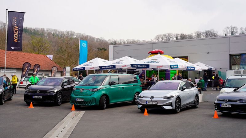 Auf die Gäste wartete ein buntes Rahmenprogramm. (Bild: Koch Auto-Gruppe)