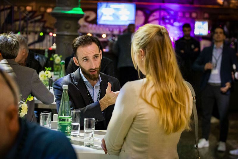 Bei der Abendveranstaltung am Vorabend der Veranstaltung im Maschinenhaus des Bürgerbräus Würzburg kamen bereits zahlreiche Teilnehmer bei gutem Essen und Trinken zusammen. Bereits hier gab es regen Austausch.  (Bild: Stefan Bausewein)