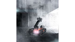 Der Smokebot im Einsatz: Dank eines Systems unterschiedlicher Sensoren soll der mobile Roboter Einsatzkräften ein umfassendes Lagebild von Gefahrensituationen liefern können. (Fraunhofer-FHR)