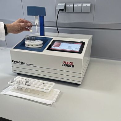 Der Kryoskopie-Experte und Gerätehersteller Funke-Gerber hat seinen Cryostar automatic in wesentlichen Punkten verbessert. So arbeitet das Gerät selbst bei 40 °C Raumtemperatur schnell und zuverlässig, verspricht der Hersteller. (Bild: Funke-Dr. N. Gerber Labortechnik GmbH)