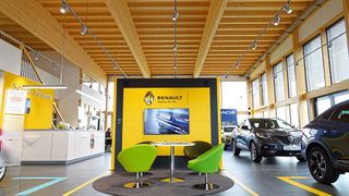 Warmes Holz, statt kaltem Stahl: Das Autohaus Nadler schafft so eine Wohlfühlatmosphäre, die auch noch der Umwelt zugute kommt. (Bild: Schreiner/»kfz-betrieb«)