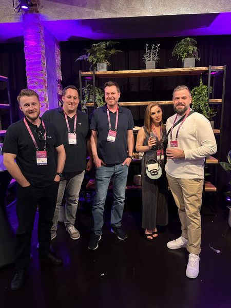 (v. l.) Tobias Chroszcz und Patrick Stemmler (ASUS), Shaker Abder-Rahman (Bora), Bahareh Abdolrahmati (Effekt Media) und Matthias Nettekoven (Bora Computer) haben einen süßen Zahn und stehen bei den Süssigkeiten. (Bild: Vogel IT-Medien GmbH)