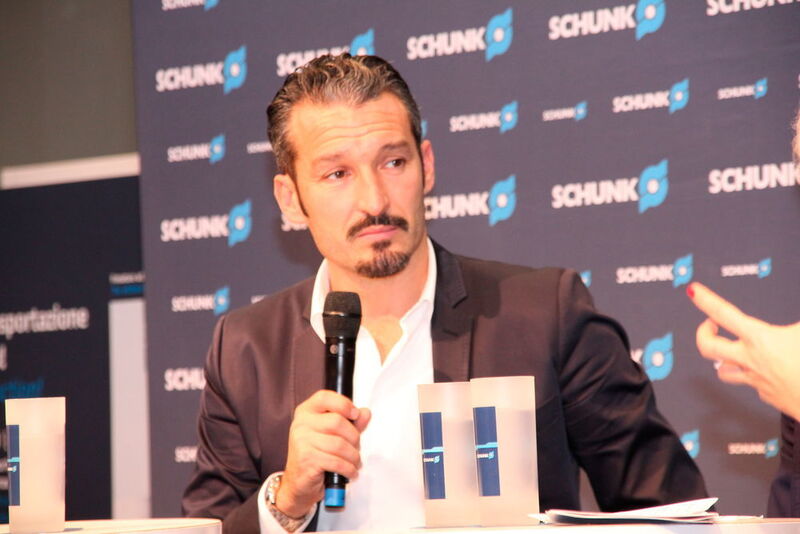 Schunk begeisterte mit seiner Talkrunde der Sport-Giganten. Anekdoten rund um legendäre Fußball-Momente wie das Halbfinalspiel der WM 2006 in Dortmund oder die WM 1990 in Italien gehörten ebenso dazu wie ein differenzierter Blick auf die italienische Serie A, die Bundesliga, die Champions League und die EM 2016. (Bild: Sonnenberg)