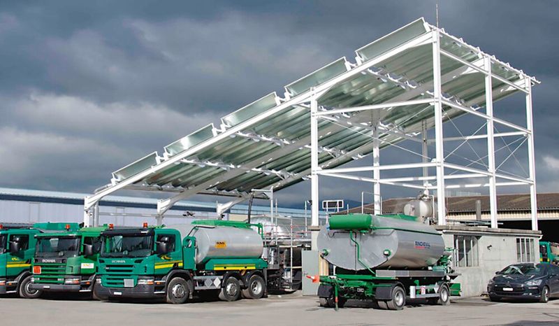 Vakuum-Flachkollektoren (im Bild: Strassenbau-Unternehmen Colas in Yverdon-les-Bains/VD) verwerten Direkt- und Diffusstrahlung. Sie unterscheiden sich von den Vakuumröhren-Kollektoren durch ihren hohen Wirkungsgrad auch bei über 100 bis 150 °C.  (Bild: Lesbat/HEIG-VD)