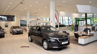 Schwächelnde Umsätze im Fahrzeugvertrieb, das Werkstattgeschäft als Stabilitätsanker: Deutschlands Autohäuser rechnen auch für den Februar mit einem anspruchsvollen Geschäft. (Bild: Simon/»kfz-betrieb«)