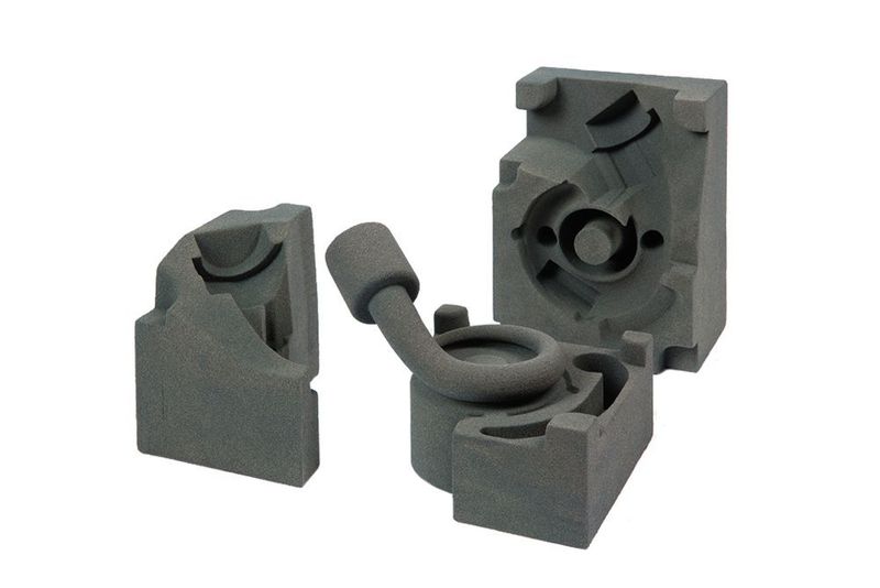 Sandformen und -kerne können auch kombiniert gedruckt werden. Die Reduktion der Komponenten führt zu engeren Toleranzen. (Voxeljet)