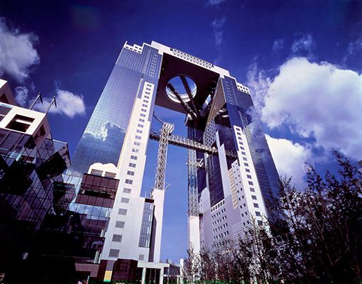 Bereits 2014 sorgte Pfizer mit dem Versuch der feindlichen Übernahme des britischen Pharmakonzern Astra Zeneca für Aufsehen. Der Deal scheiterte jedoch am großen Widerstand des Unternehmens. Trotz einer zweimaligen Erhöhung des Angebots von ursprünglich 99 Milliarden Dollar auf 106 Milliarden Dollar und final auf 117 Milliarden Dollar lehnte Astra Zeneca das Angebot mit der Begründung ab, es fühle sich unterbewertet. Kritik an Pfizer gab es zudem von britischen Politikern und Wissenschaftlern. Den Amerikanern ginge es bei der Übernahme lediglich um Steuervorteile in Großbritannien und um Einsparungen. Investoren von Astra Zeneca forderten bisher vergeblich eine Rückkehr an den Verhandlungstisch. (Bild: Astra Zeneka)