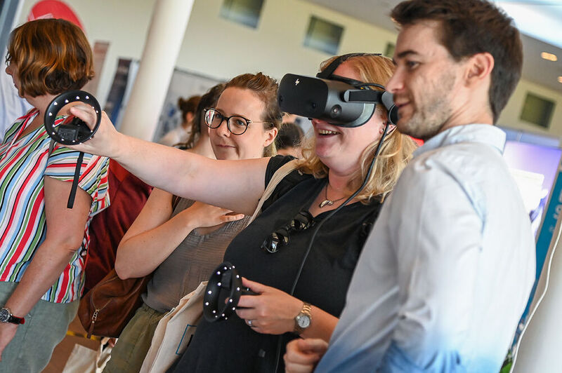 Immersives Erlebnis: Mit einer VR-Brille lässt sich beispielsweise ein Labor im virtuellen Raum erkunden.

 
Mehr Infos zu den kommenden LAB-SUPPLY-Messen finden Sie auf www.lab-supply.info (Bild: Stefan Stark)