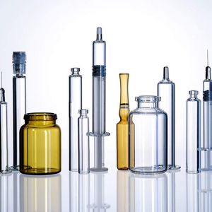 An den Fertigungsstandorten von Schott Pharmaceutical Packaging werden mehr als sieben Milliarden Spritzen, Fläschchen, Ampullen, Karpulen und Spezialartikel aus Röhrenglas oder Kunststoff hergestellt. 