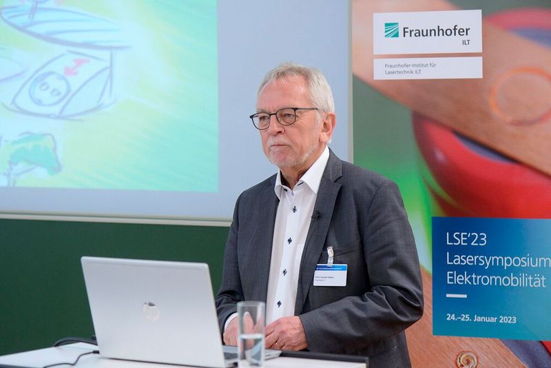 Prof. Arnold Gillner, Abteilungsleiter Business Development am Fraunhofer ILT, im Rahmen des 5. Lasersymposiums Elektromobilität: „Es ist nicht nur wichtig, den Energieverbrauch bei der Fertigung von Batterien langfristig zu senken. Wir müssen ihre Energiedichte durch neue Materialien erhöhen.“ (Bild: Fraunhofer ILT)