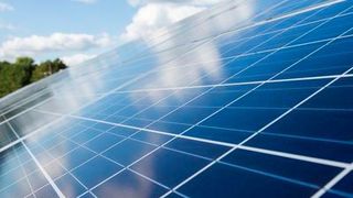 Saubere Sache: Photovoltaik-Module wandeln Sonnenenergie im Betrieb emissionsfrei in elektrische Energie um. (Bild: gemeinfrei)