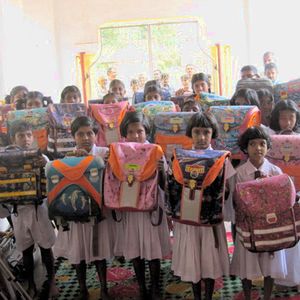 Die Rottenburger Initiative "Stifte stiften" hilft weltweit - hier mit Schulranzen für das Navana Maha-College/SriLanka(Bild:  Initiative Stifte stiften)