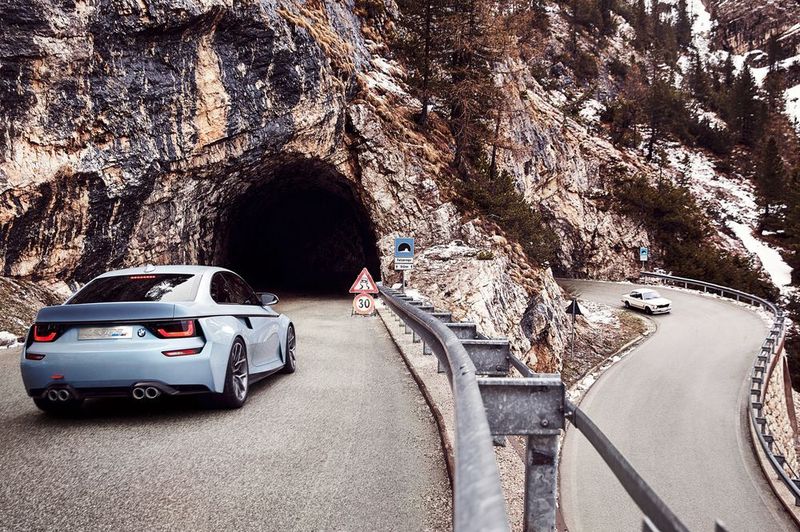 Obwohl klar zu erkennen ist, welches historische Fahrzeug das Hommage-Modell zitiert, haben die Designer der Versuchung verstanden, in Retro-Kitsch abzudriften. (Foto: BMW)