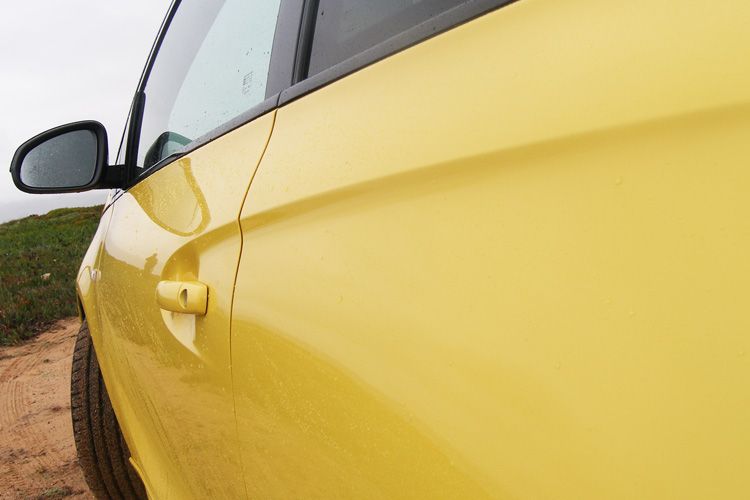 Designersprache: Um den Türgriff herum zieht sich die „Shockwave“. (Foto: Rehberg)