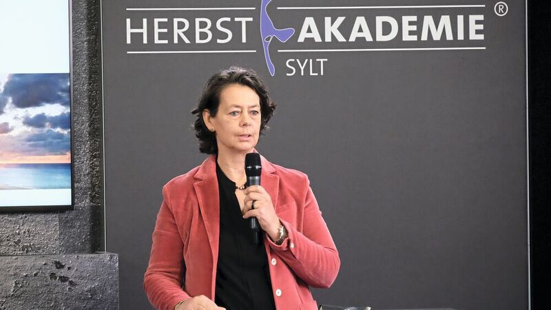 Nina Eskildsen, Präsidentin des Landesverbands Schleswig-Holstein, bedankte sich bei allen Sponsoren, die der Veranstaltung auch im Krisenjahr treu geblieben sind. (Zietz/»kfz-betrieb«)