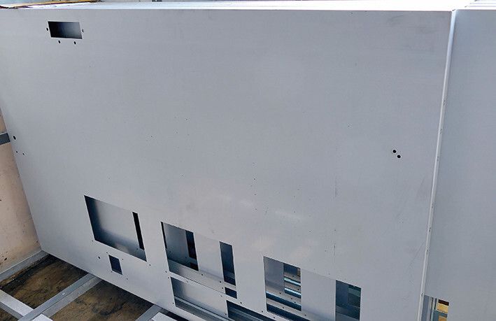((mit Bild 7 kombinisert und nur eine BU)) Diese Platinen wurden auf der Schwenkbiegemaschine TruBend 5030 gefertigt. Dabei sind engste Radien und exakte Kanten leicht zu realisieren. Außerdem wird das Material so geschont, dass keinerlei Druckstellen oder ähnliche Beschädigungen zu sehen sind. (Bild: Kuhn)