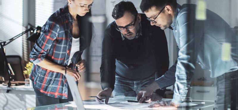 Zahlreiche Dokumente und Informationen, die der Konstrukteur benötig, sind an unterschiedlichen Orten abgelegt. Ein KI-gestützter Assistent hilft jetzt beim Auffinden.(Bild: ©  Gorodenkoff - stock.adobe.com)