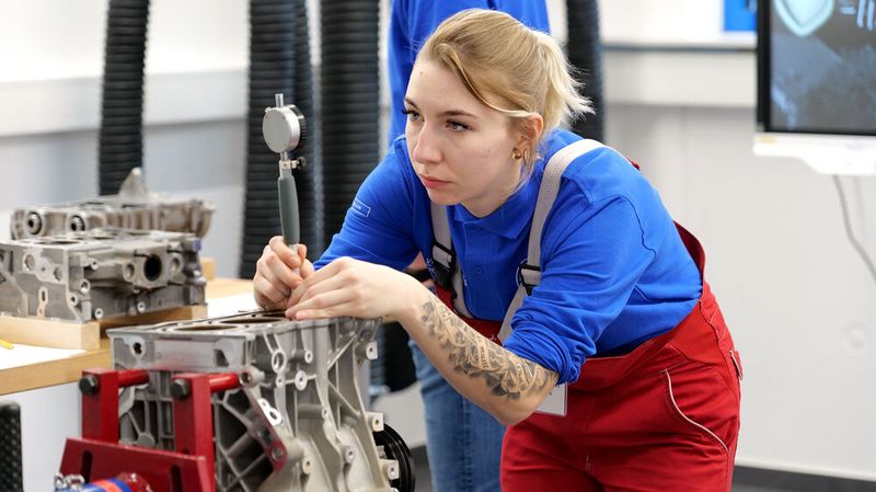 Julia Wende aus Baden-Württemberg bei der Vemessung eines Motors. (Bild: Schmidt – autoFACHMANN)