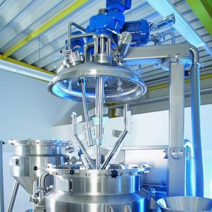 Die Zoatec Batch-Vakuum-Prozessanlage ist reinigungsfreundlich ausgeführt und kann mit einer Hubsäule ausgestattet werden. (Bilder: AZO)