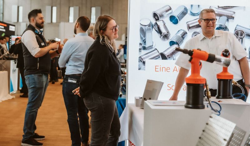 Den Fachaustausch schätzen Aussteller wie Teilnehmer an der Schraubtec. (Bild: Camilo Amaya)