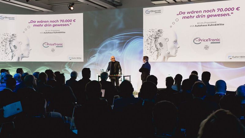 Anschließend gaben Thomas Stenzel (li.) von Carobserver und Oliver Bohn, Geschäftsführer des Autohauses Kuhn & Witte, Insights aus einem KI-Praxistest. (Bild: Stefan Bausewein)