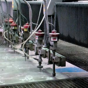 Mit der Wasserstrahl-Schneidtechnik Produktionsabläufe automatisieren.