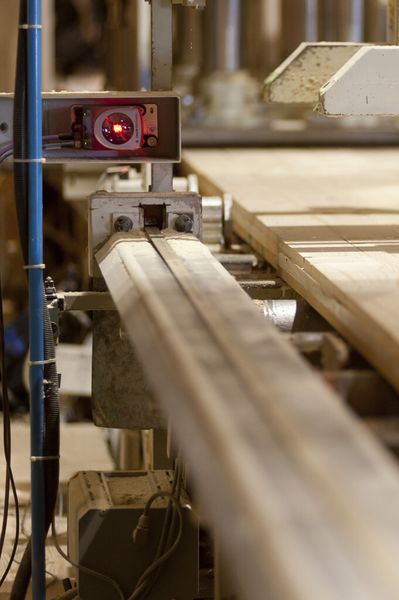 Zwischen dem Laser-Distanzmessgerät und dem gegenüber auf dem Messschlitten montierten Reflektor gibt es keine Mechanik, die verschleißen oder beschädigt werden könnte. (Leuze)