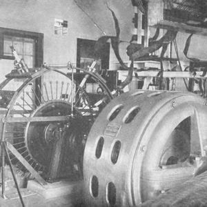 Funkensender von Reginald Fessenden aus dem Jahr 1905: Die synchrone rotierende Funkenstrecke erzeugte hochfrequente Schwingungen für die drahtlose Übertragung. Mit der Anlage gelang Fessenden im Januar 1906 eine bidirektionale transatlantische Funkverbindung zwischen Massachusetts und Schottland.(Bild:   / CC0)