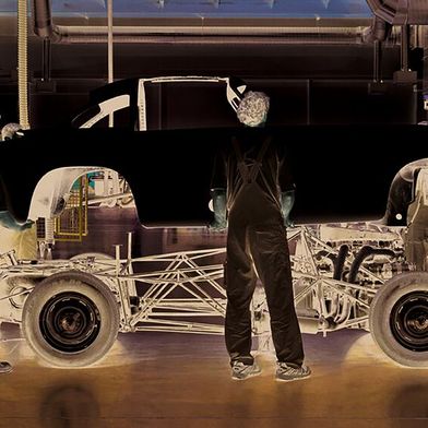 Bislang restaurierte und wartete das Classic-Center von Mercedes-Benz vor allem konzerneigene Fahrzeuge. Künftig wird sich das Team um Peter Schoren auch um Kunden-Oldtimer kümmern. (Bild: Mercedes-Benz)