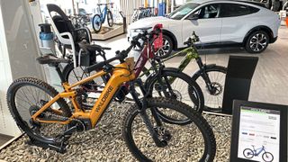 Auch wenn der E-Bike-Boom der vergangenen Jahre vorerst vorbei ist, bleibt es auch für Autohäuser ein Geschäft mit Wachstumspotenzial. (Bild: Autohaus Epple)