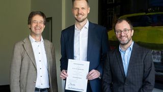 Präsentieren stolz die Urkunde zur Stiftungsprofessur (v.l.): Joachim Tödter (Senior Director Technology & Innovation Kion), Sebastian Peitz (Prof. für Informatik TU Dortmund) sowie Dr. Johannes Hinckeldeyn (Global Research Manager for Technical Logistics Kion). (Bild: TU Dortmund)