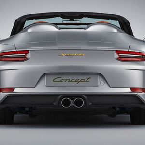 Hinter den Vordersitzen verkleidet eine Heckabdeckung aus Kohlefaser den modernen Überrollschutz. (Bild:  Porsche)