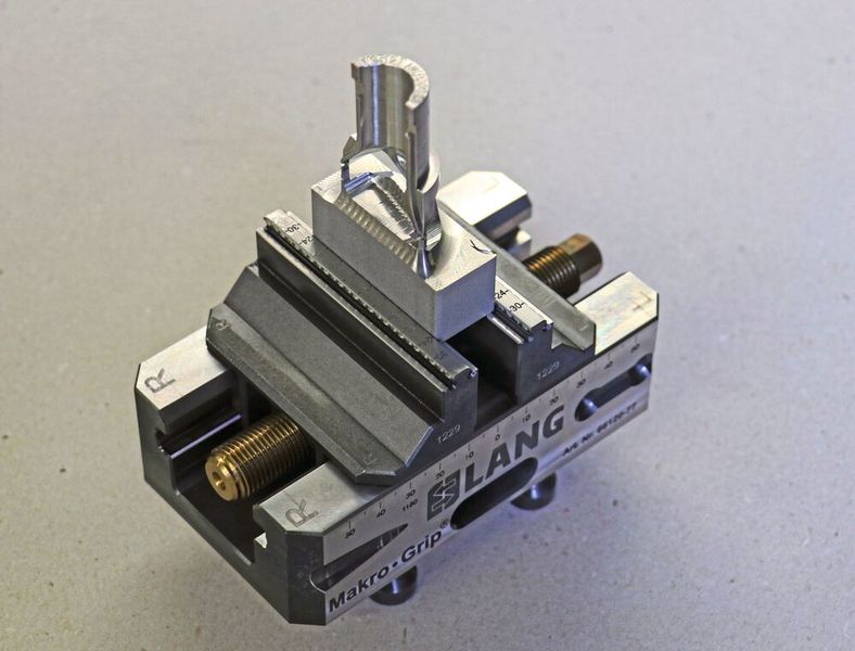 Die Kopfabdeckung eines Hüfteinschlägers fertigt Aesculap hochautomatisiert. Der 60-Paletten-Vorrat erlaubt eine mannlose Wochenendschicht. (Bild: Open Mind)