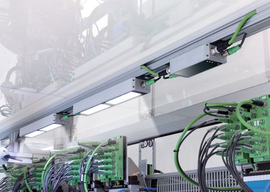 LED-basierte Maschinenbeleuchtung: Dank dieser Leuchten lassen sich die Innenräume von Maschinen besonders gut ausleuchten und die Anlagen besser warten und entstören. Außerdem lässt sich der Fertigungsprozess besser beobachten und kontrollieren.(Phoenix Contact)