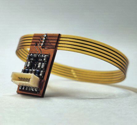 Eine NFC-Spule für die die multimodale autarke Sensorplattform Maus, hergestellt mit einem 3D-Leiterplatten-Drucker.(Bild:  Fraunhofer IZFP)