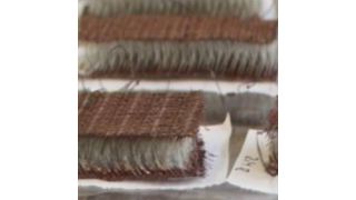 Das smarte Material wandelt mithilfe thermoelektrischer Generatoren die körpereigene Wärme in elektrische Energie um. Laut den Forschenden könnten Wearables zukünftig völlig autark vom Stromnetz über die Kleidung versorgt werden. (Bild: Leibniz-IPHT)