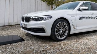 BMW bietet für den Plug-in-Hybrid 530e i-Performance ab sofort ein System zum kabellosen Laden an. (BMW)