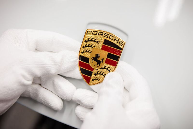 Porsche verdient nicht schlecht, aber nicht mehr so gut wie im Vorjahr.(Bild:  Marco Prosch/ Porsche)