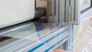 Präzisionsfolien aus Silicon können aufgrund ihrer dielektrischen Eigenschaften für neuartige Sensoren, Aktuatoren und Generatoren eingesetzt werden. Die hauchdünnen Filme werden in Burghausen unter Reinraumbedingungen hergestellt. (Bild: Wacker Chemia AG)