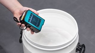 Wird das mobile Raman-Spektrometer auf das Kunststoffpulver gerichtet, zeigt das Display des Messgeräts eine Kurve an, die Rückschlüsse über den Alterungszustand des Pulvers zulässt. (Bild: Fraunhofer IPA)