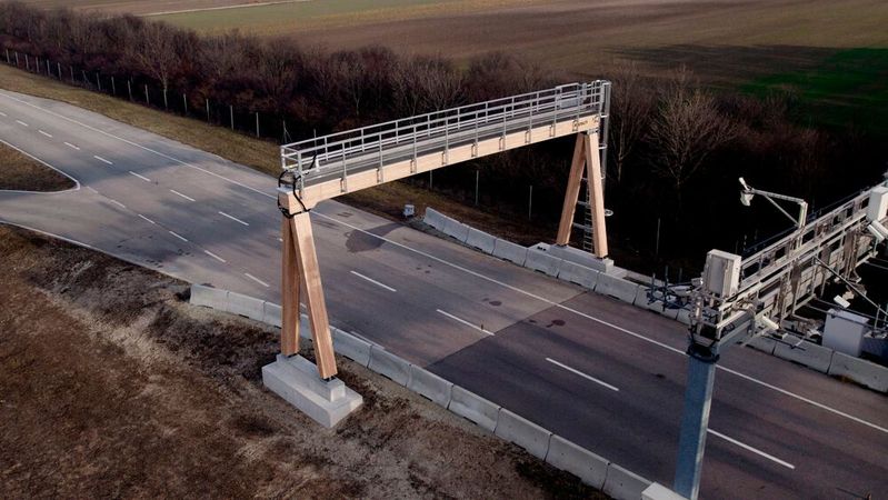 Auf der A2 südlich von Wien wurde eine weitgehend aus Holz gefertigte Mautbrücke installiert.(Bild:  Kapsch TrafficCom)