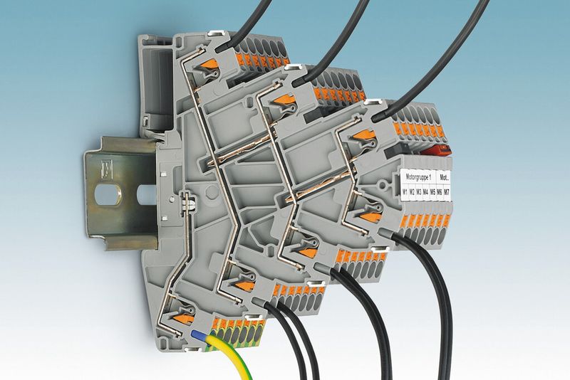 Bild 5: Ein Beispiel für die universelle Einsetzbarkeit von Reihenklemmen innerhalb eines Systems sind die Horizontalbrücken, die die Etagen der Reihenklemme verbinden. (Bild: Phoenix Contact)